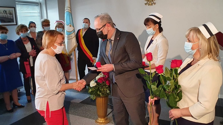 Minister odznaczył pielęgniarki.