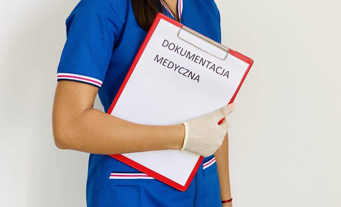 Praca dla pielęgniarki. Wynagrodzenie: 8300, 6600, 6100 PLN w zależności od wykształcenia.