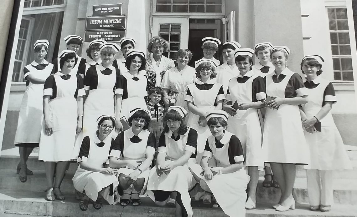 Licea Medyczne to były szkoły z zasadami. Przeczytaj wspomnienia pielęgniarek.