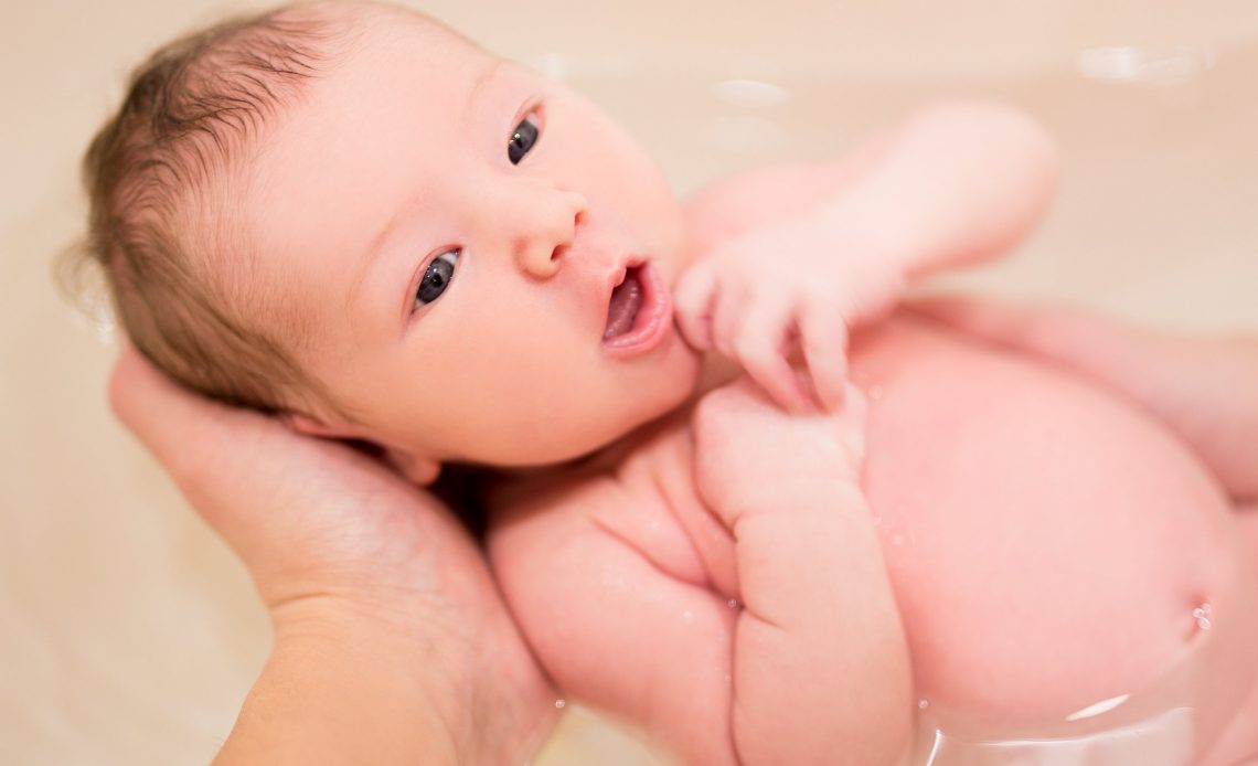 Krochmal do kąpieli dla niemowlaka. Jakie daje korzyści?