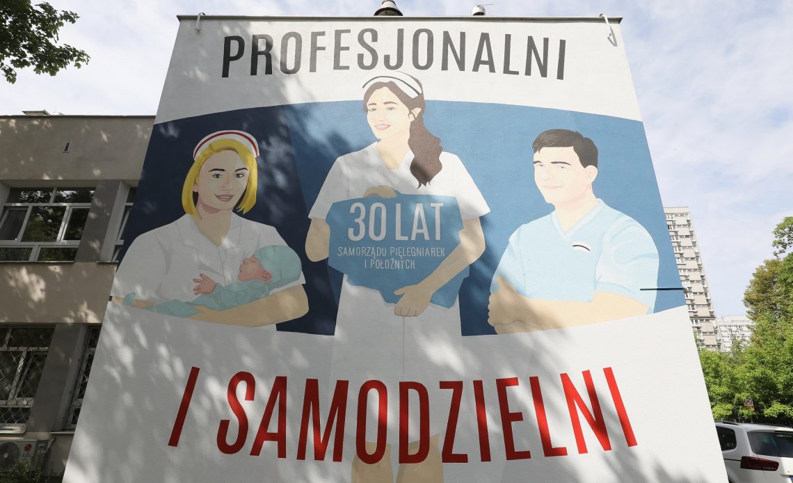 Pielęgniarki i położne o muralu, który miał zachęcać do zawodu.