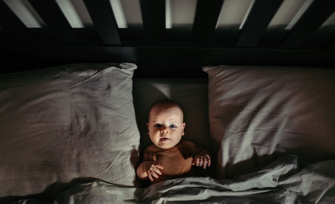 Dlaczego dziecko niespokojnie śpi?