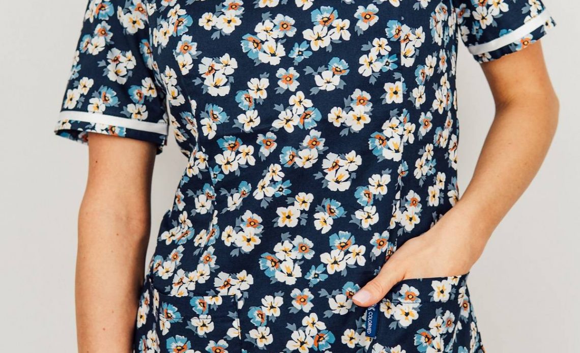 Bluza w kwiaty dla pielęgniarek i położnych