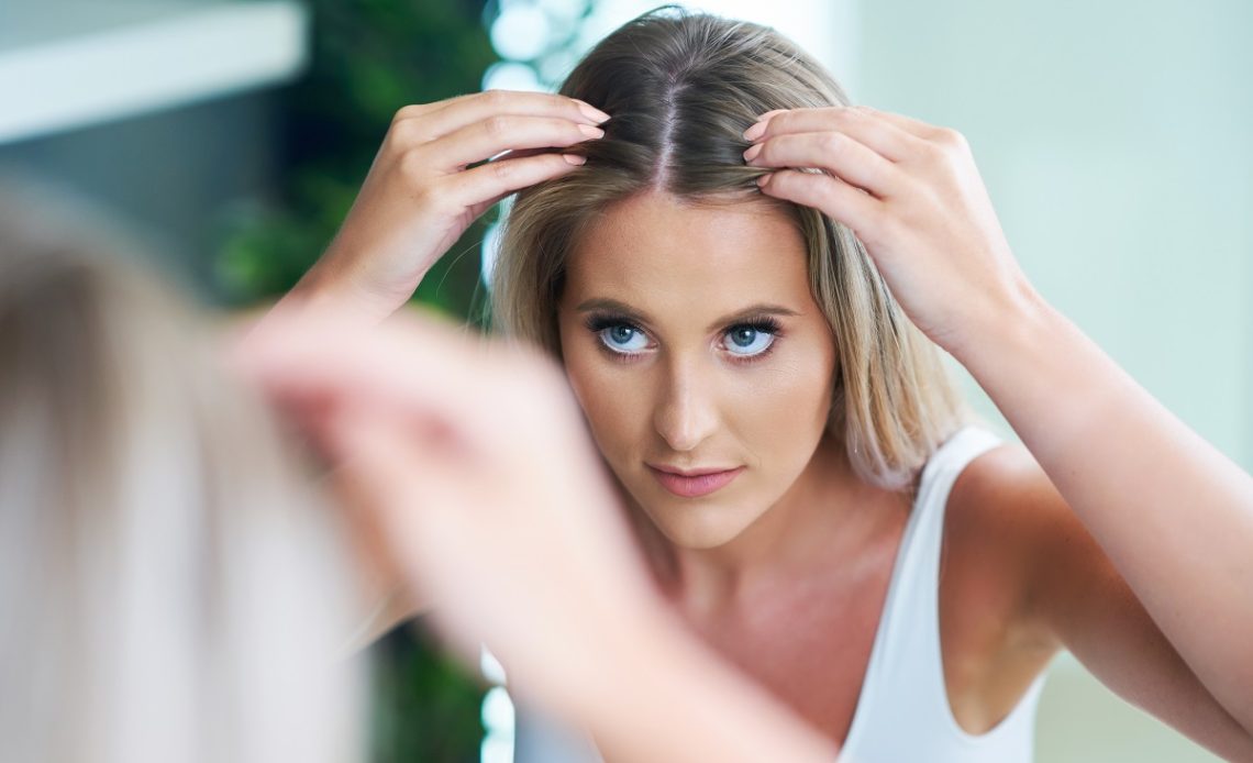Kosmetyczne i niekosmetyczne sposoby na wypadanie włosów – jak je wzmacniać od środka?