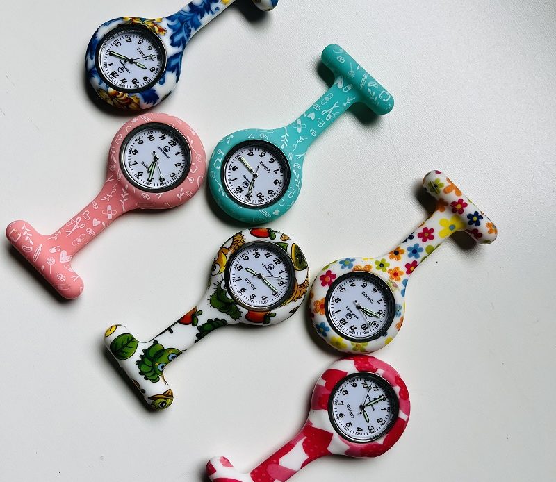 Zegarki medyczne – dodatek do odzieży medycznej pielęgniarek i położnych.