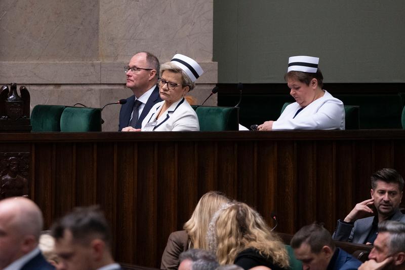 Politycy o czepkach pielęgniarek na plenarnym posiedzeniu sejmu.