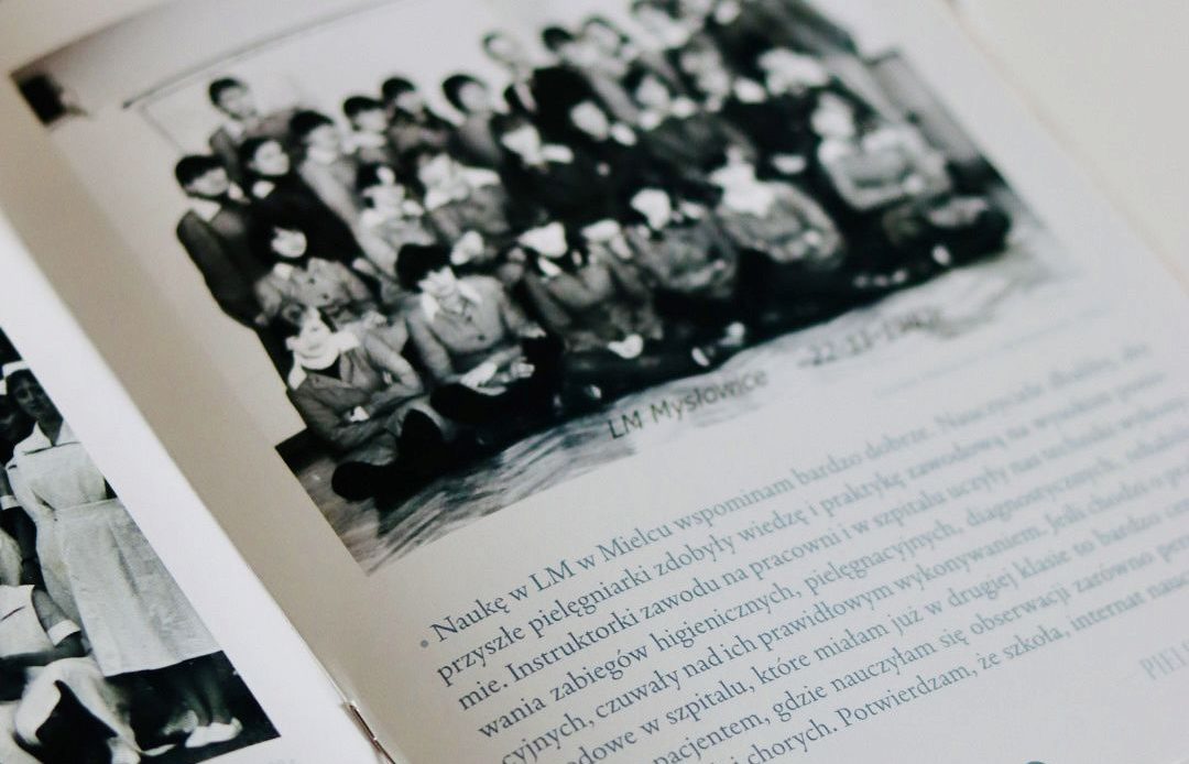 Historia polskiego pielęgniarstwa opisana w książce „Jesteśmy dumni!”.