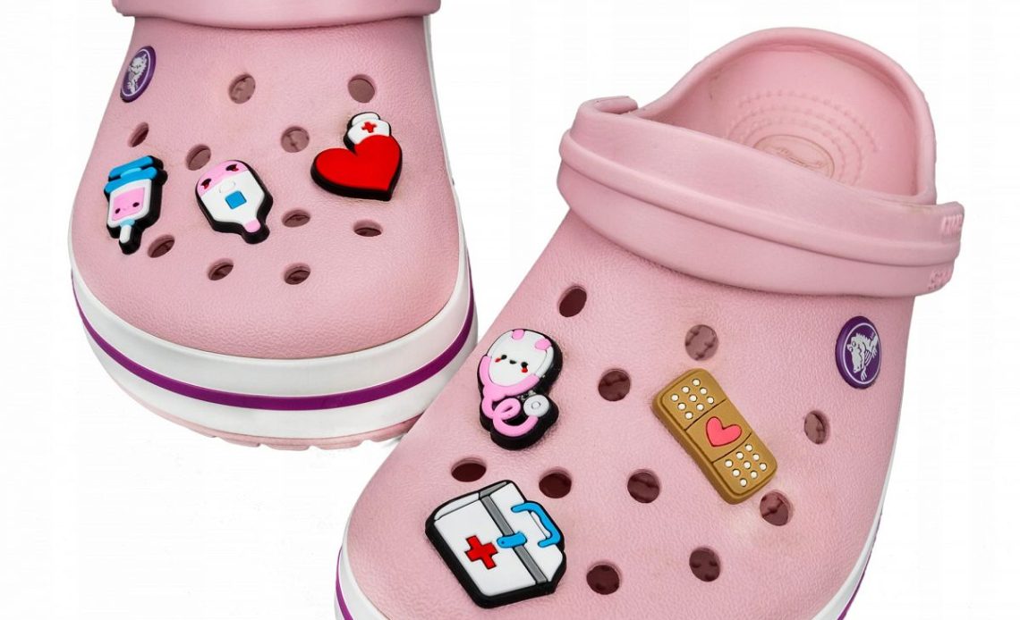 Nowe przypinki do crocs w Sklepie Pielęgniarek i Położnych.