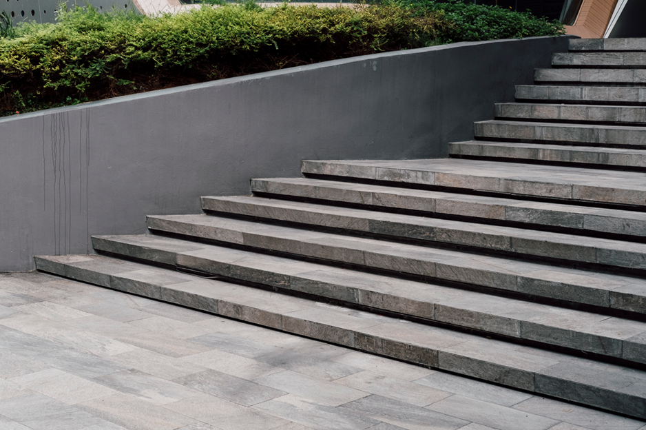 Mobilne podjazdy aluminiowe – wolność i niezależność zawsze pod ręką