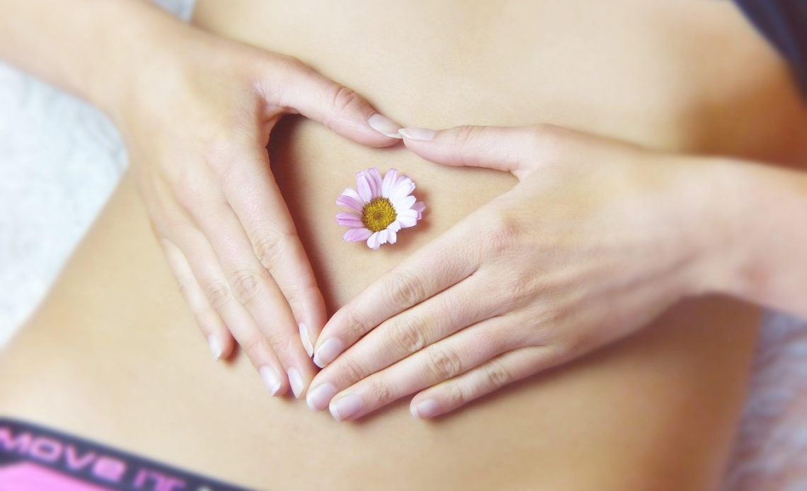 Ból brzucha 10 dni przed okresem – PMS, owulacja czy coś poważniejszego?